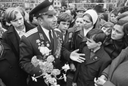 Ганаровы грамадзянін Воршы, былы вайсковы лётчык Нікіфараў, 9 траўня 1979 году ў Менску