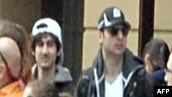 Бостондағы жарылысқа күдікті делінген Джохар (сол жақта) және Тамерлан Царнаевтар. 18 сәуір 2013 жыл. (FBI сайтынан алынған сурет)