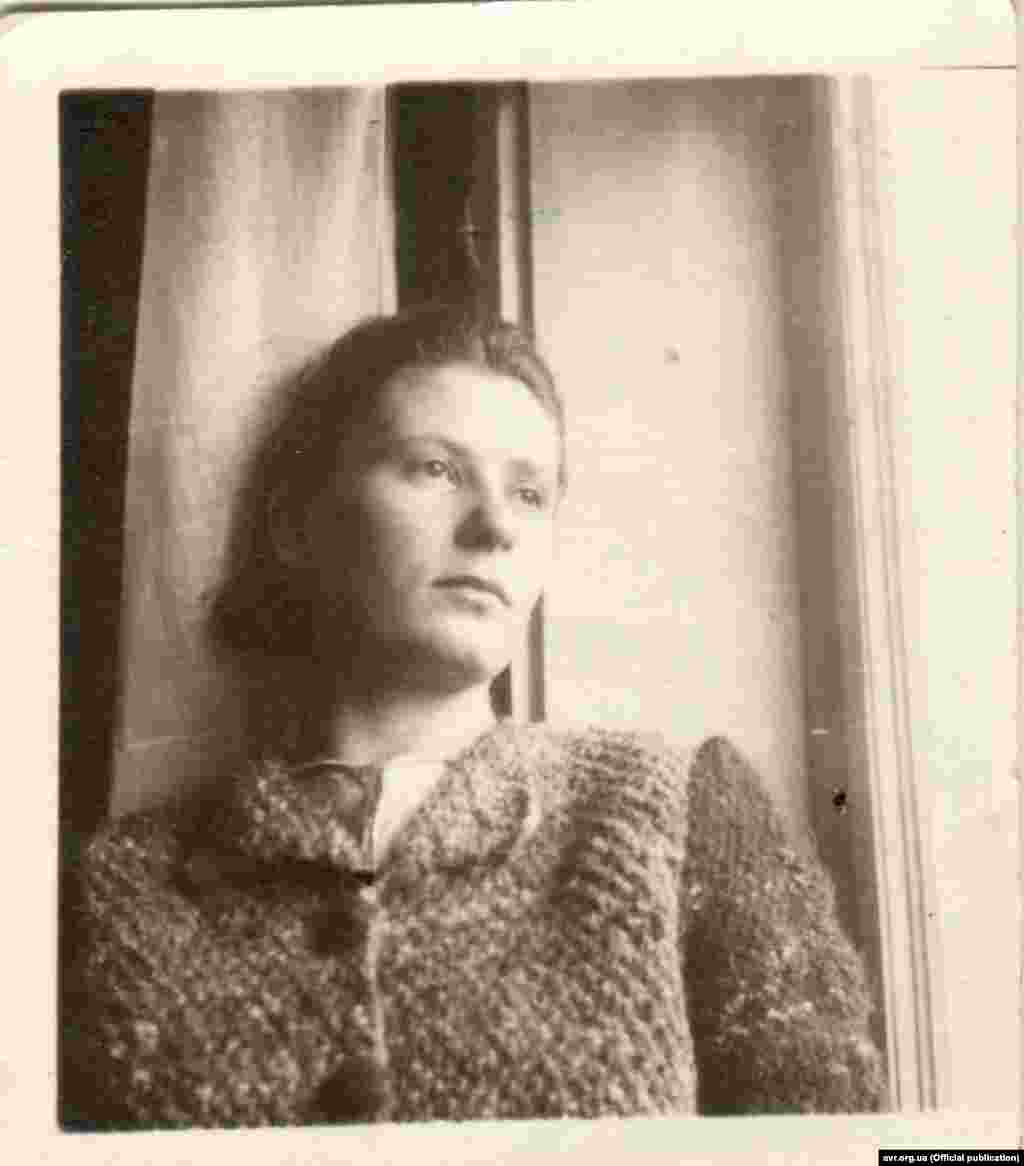 Ірина КОЗАК-САВИЦЬКА Псевдо: «БИСТРА» Діяльність: зв'язкова та закордонний кур’єр Романа Шухевича, член Українського Червоного Хреста, ОУН та УПА. ***** Безкомпромісно засуджувала половинчастість та позерство, ненавиділа зрадників. Особливе місце в її житті займала робота у Українському Червоному Хресті. «Найтяжчим моїм обов’язком було повідомити Шухевича про арешт його родини. Він був людиною готовою на кожну особисту жертву і доказам це цілим своїм життя. Але заразом він був людиною дуже чуттєвою у відношенні до родини. Він прийняв цей удар мужньо, але змінився в очах...», – згадувала «Бистра».