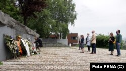 Šefica Misije OSCE-a u BiH ambasadorica Kathleen Kavalec, zajedno s drugim ambasadorima i predstavnicima međunarodne zajednice, položila je danas cvijeće za žrtve Drugog svjetskog rata na Spomen-park Vraca i Jevrejsko groblje u Sarajevu, 16 maj 2020.