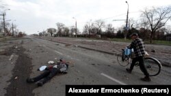 Тіло цивільної людини, загиблої під час масштабного вторгнення Росії до України. Маріуполь, 15 квітня 2022 року