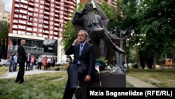 Министр обороны Чехии Мартин Стропницкий у памятника Вацлаву Гавелу в Тбилиси.