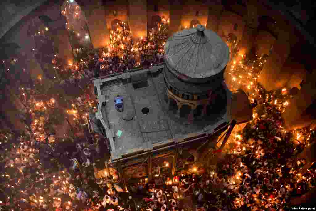 Абир Султан, сотрудник агентства ЕРА, смог снять под необычным ракурсом церемонию &quot;нисхождения Благодатного Огня&quot; в Иерусалиме &ndash; древний христианский обряд, привлекающий множество верующих. Ему помогло знакомство с высокопоставленным сотрудником патриархии, который разрешил съемку сверху. &nbsp;&nbsp; Рядом с фоторафом находились несколько монахинь со свечами в руках. &quot;Если ваши свечи зажгутся во время этой церемонии, это считается знаком Божьего благословения, &ndash; рассказывает Абир Султан. &ndash; Эти монахини стояли здесь, в 30 метрах над пламенем, у них не было никаких шансов, что их свечи вспыхнут, но они верили и стояли там в ожидании Божьего благословения&quot;.&nbsp; &nbsp;