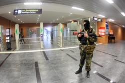 Бойовик гібридних російських сил у терміналі Донецького аеропорту. 26 травня 2014 року