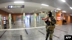 Боевики "ДНР" в аэропорту Донецка, 26 мая 2014 г. 