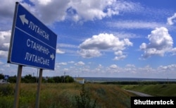 Дорожній покажчик за 10 кілометрів від Луганська, 2014 рік