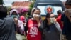 Родственники погибших пытаются опознать тела членов своих семей. Палу, Индонезия, 30 сентября 2018 года/
