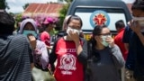 Родственники погибших пытаются опознать тела членов своих семей. Палу, Индонезия, 30 сентября 2018 года