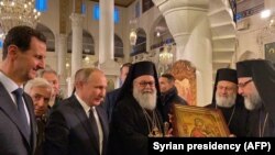 Vladimir Putin yanvarın 7-də Suriya prezidenti Bashar al-Assadla birlikdə Dəməşqdəki pravoslav kilsələrindən birinə baş çəkib