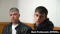 Евгений и Данила Сафронов (обвиняемый) в зале суда в Томске
