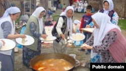 Казахские женщины готовят праздничное блюдо в иранском городе Бендер-Туркмен. 2 апреля 2013 года.