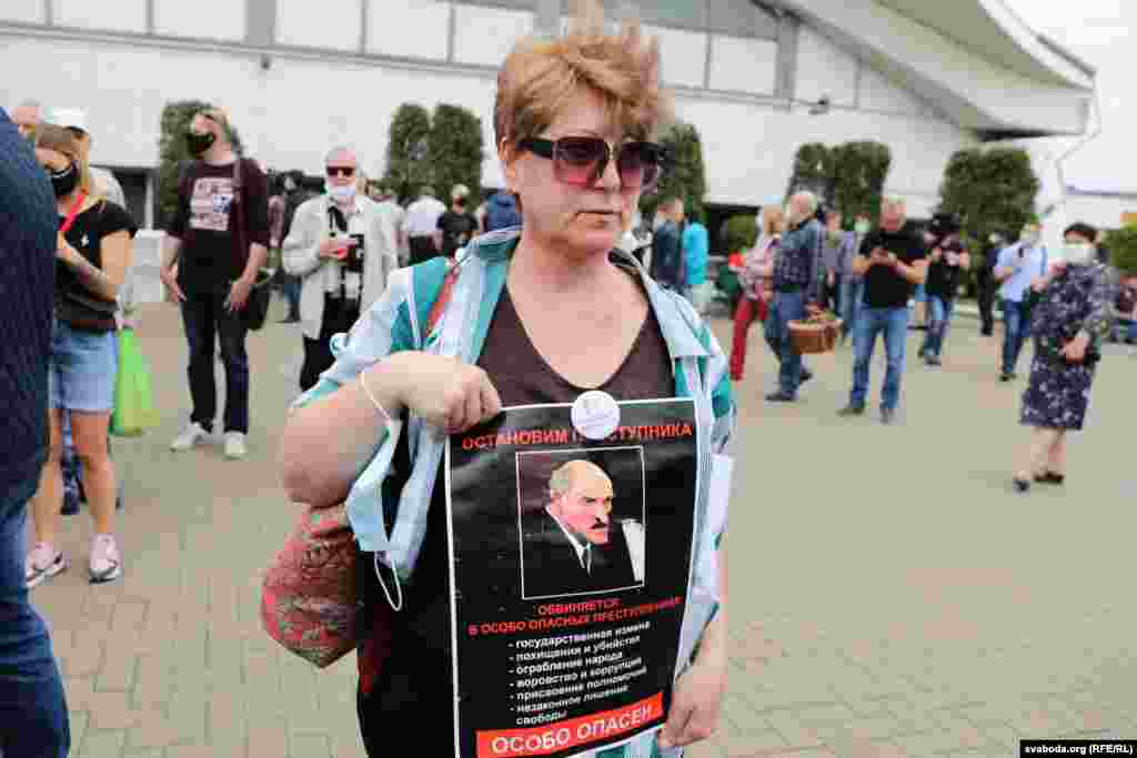 Протестувальниця на мітингу 7 червня в Мінську тримає портрет чинного президента Білорусі Олександра Лукашенка з написом: &laquo;Зупиніть злочинця&raquo; &nbsp;