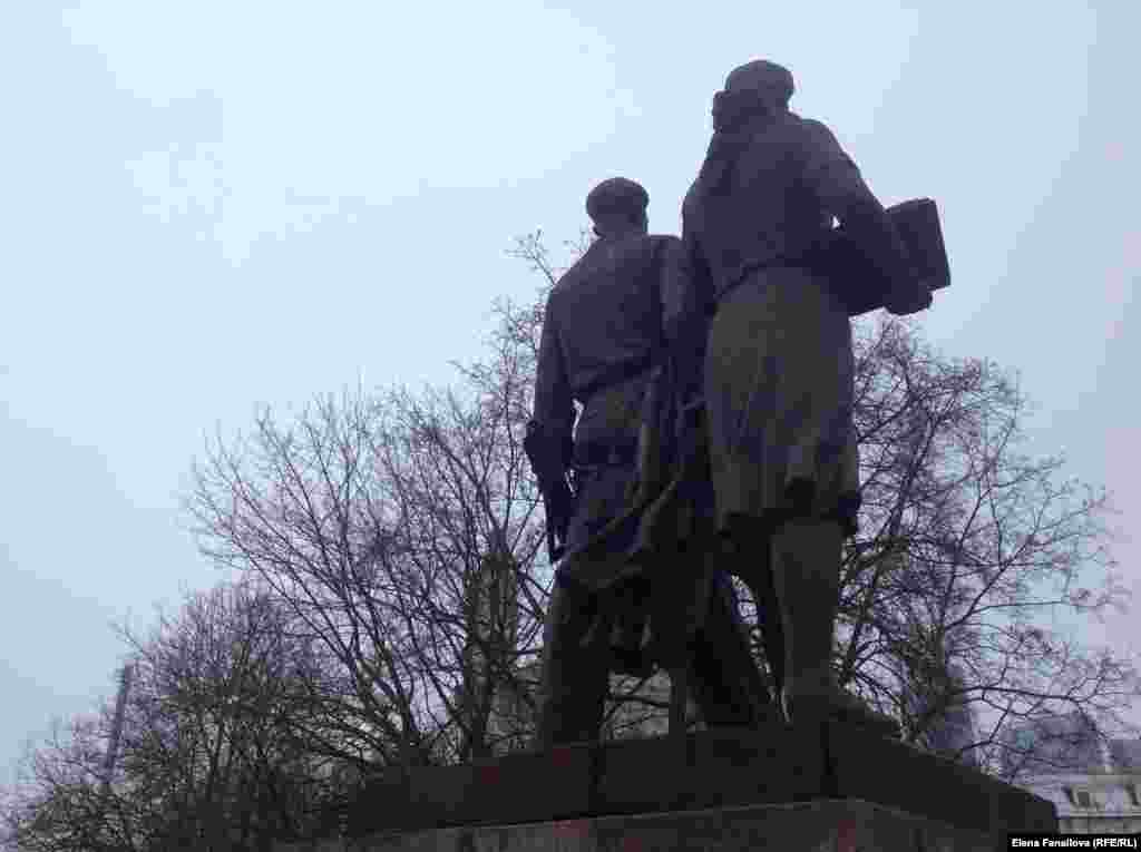 «Оқушы жастар» ескерткішінің сырт жағынан көрінісі.