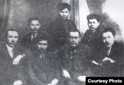 Деятели движения «Алаш-Орда». В первом ряду слева направо: Халел Габбасов, Миржакып Дулатов, Ахмет Байтурсынов, Мухтар Ауэзов; во втором ряду — Жусипбек Аймауытов, Алькей Маргулан, Абдолла Байтасов.