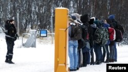 Норвеги -- Норвегин полицин эпсар дан дезарг дуьйцуш ю Киркенесана гергахь Оьрсийчоьнан а, Норвегин а доза хадийначу нахе. 2015 шо. 