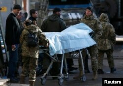Поранених українських військових привозять до лікарні Артемівська, 18 лютого 2015 року