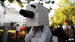АҚШ-тың құпия интернет-бақылау бағдарламасына наразылық білдіріп тұрған германиялық демонстратор. Гамбург, 11 шілде 2013 жыл