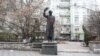 У Києві вандали розписали свастиками пам'ятник Шолом-Алейхему, Київ, 25 листопада 2019 року