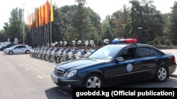 Автомобиль и мопеды милиции в Бишкеке.