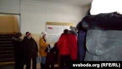 У фае суда падчас працэсу. Гэткай мітусьні суд ня бачыў даўно