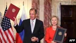 Rusiyanın xarici işlər naziri Sergey Lavrov və ABŞ dövlət katibi Hillary Clinton 