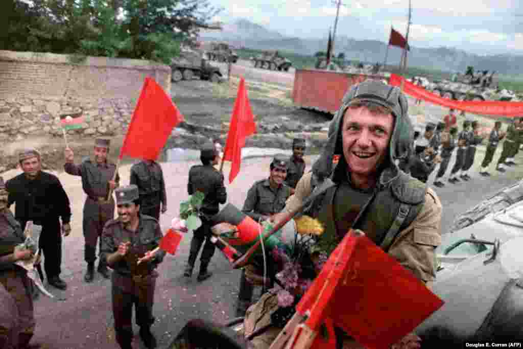 Februarie 1989: după nouă ani de război în sprijinul guvernului comunist de la Kabul, Armata Roșie pleacă din Afganistan. În ciuda unei atent regizate retrageri, florile și aplauzele nu pot ascunde șocul înfrîngerii &bdquo;invincibilei&rdquo; Armate Roșii. Aproximativ 15.000 de militari sovietici au fost uciși în conflict, lalolaltă cu peste un milion de civii afgani.