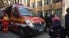 Imagine de arhivă cu o ambulanță în fața unei școli generale din București