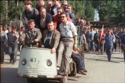 Архіўнае фота. Страйк рабочых «Салідарнасьці» на гданьскіх верфях на чале зь Лехам Валенсам, 28 жніўня 1988 году