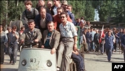 Рабочыя Гданьскай верфі разам зь Лехам Валэнсам, 1988 год