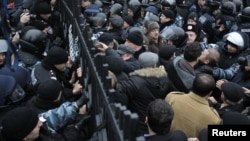Співробітники МВС блокують ворота під час мітингу прихильників Юлії Тимошенко быля будівлі Апеляційного суду в Києві