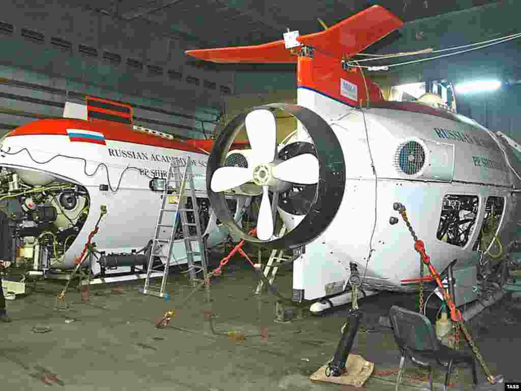 Caption: ITAR-TASS 14: MOSCOW, RUSSIA. JULY 24. MIR submersibles, in the northern Russian port of Murmansk, that are going to be used by Russian explorers on a mission to probe the Polar seabed and carry out scientific research of North Pole