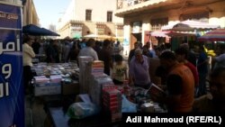 مثقفون في شارع المتنبي ببغداد