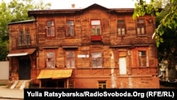 За інформацією мерії Дніпра, будинок на Крутогірному узвозі (колишня вулиця Рогальова), 5 у Дніпрі – найстаріший двоповерховий дерев’яний будинок, що зберігся в місті, решта згоріли від численних пожеж