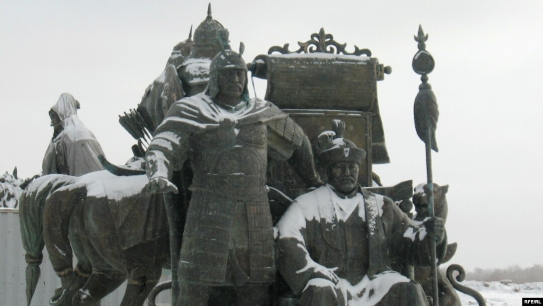 Аяқтарды юбка кию видеосы Шашты киски және үлкен клиторы бар әйел