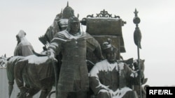 Астананың бір шетінде ашық далада қар басып тұрған қазақ хандары Жәнібек пен Керейдің ескерткіштері. 12 қараша 2009 жыл