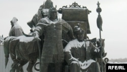 Памятник ханам Керею и Жанибеку. Астана, 12 ноября 2009 года.