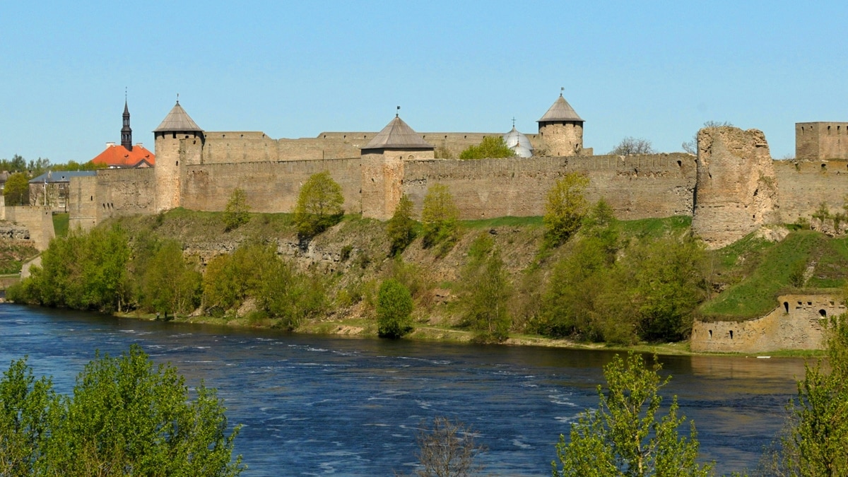 У МЗС Естонії викликали дипломата РФ через інцидент із буями на річці Нарва