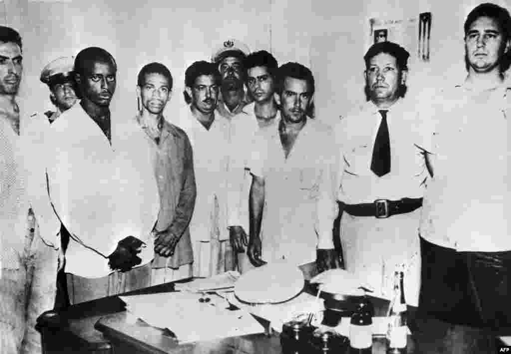 Partizan komandiri Fidel Castronu polis həbs edir, iyul 1953