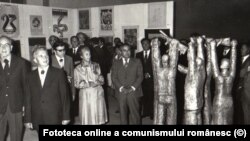 „Cântarea României” și monștrii săi de tinichea. Preşedintele Nicolae Ceauşescu şi Elena Ceauşescu vizitează expoziţiile artiştilor amatori şi profesionişti distinşi în cadrul Festivalului naţional „Cântarea României”. sursa: Fototeca online a comunismul, cota 133/1979