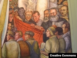 Лев Троцкий (в очках) среди отцов международного коммунизма на фреске Диего Риверы.