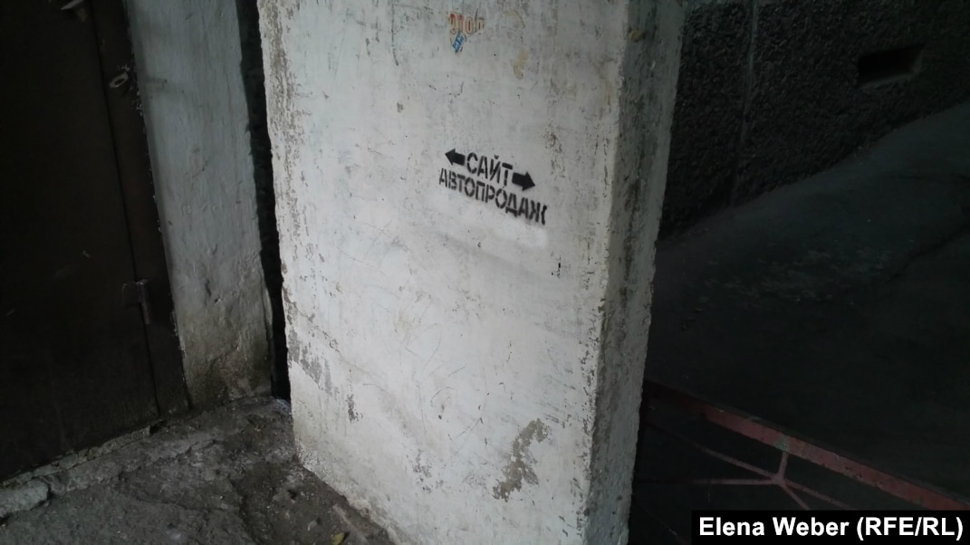 Клиторальды сорғышты жылжытыңыз Трусики жоқ юбка астындағы қыздардың суреттері