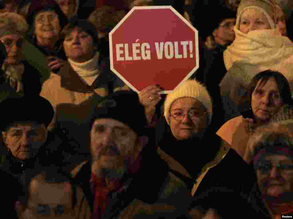 Demonstranti sa znakom na kojem piše ¨Dosta¨, Budimpešta, 02.01.2012. Foto: Reuters / Laszlo Balogh 