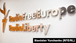 Логотип медиакорпорации Radio Free Europe/Radio Liberty (Радио Свободная Европа / Радио Свобода).