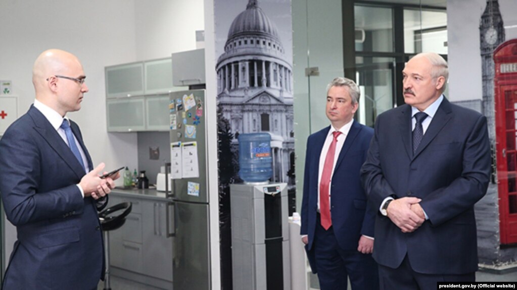 Александр Лукашенко посетил офис компании Виктора Пракапени. Рядом с ними руководитель ПВТ Всеволод Янчевский, Ноябрь 2017
