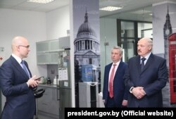 Лукашэнка і Янчэўскі падчас наведваньня офісу Віктара Пракапені ў сакавіку 2017