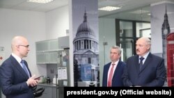 Лукашэнка наведвае офіс кампаніі аднаго з ініцыятараў «ІТ-дэкрэту» Віктара Пракапені, у цэнтры — кіраўнік ПВТ Усевалад Янчэўскі, архіўнае фота