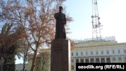 Памятник Алишеру Навои напротив Государственного музей литературы имени А. Навои в Ташкенте.
