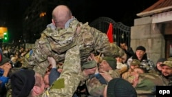 Бойцы "Айдара" подняли на руки своего командира Сергея Мельничука – после успешных переговоров в Минобороны Украины
