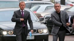 Andrei Lugovoi (left) and Dmitry Kovtun arrive at the RIA Novosti news agency in Moscow in November 2007.