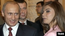 Alina Kabayeva Vladimir Putinlə görüş zamanı. 4 noyabr 2004